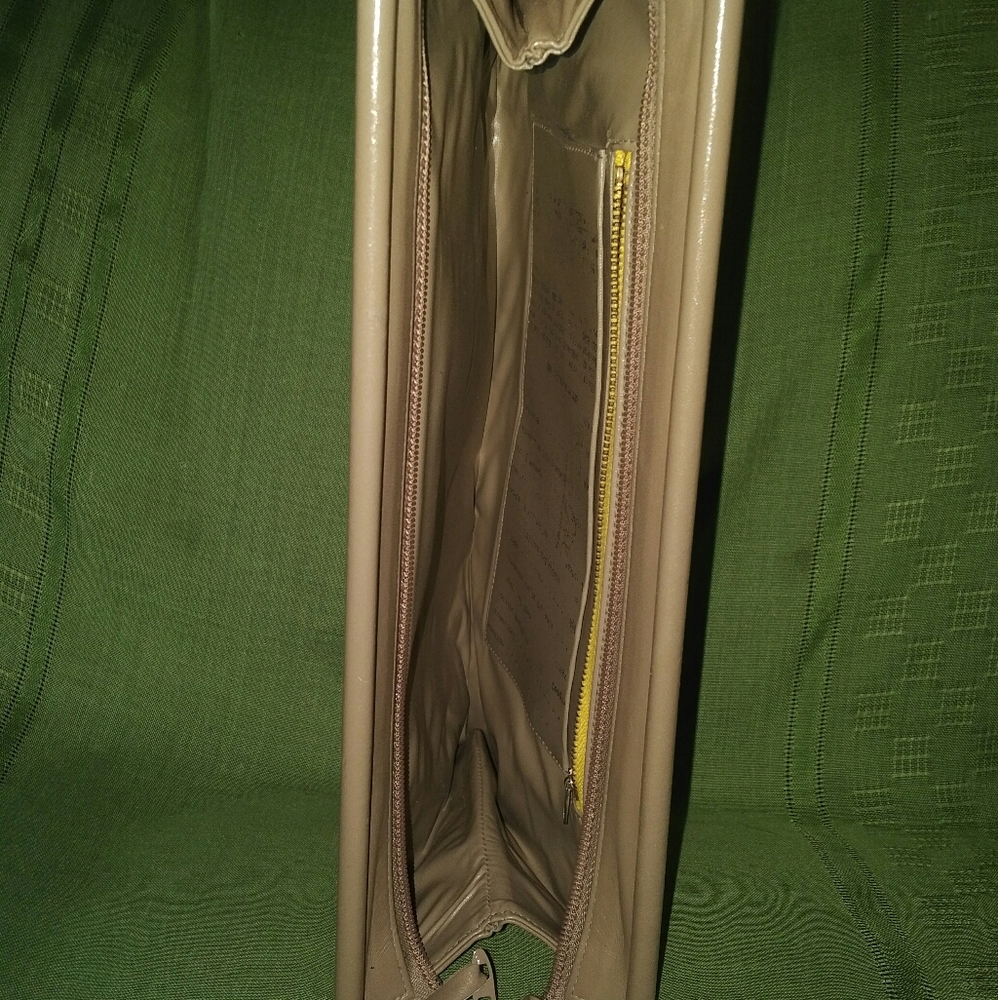 Susan Gail Woman's Vintage Genuine Leather Purse, - Picture 3 of 4